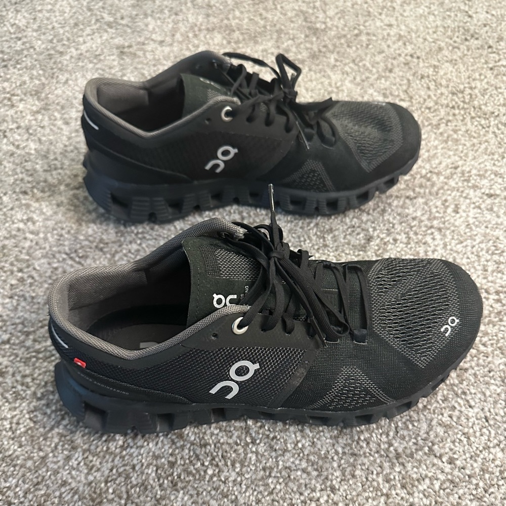 Women’s oncloud size 7.5 tennis shoes